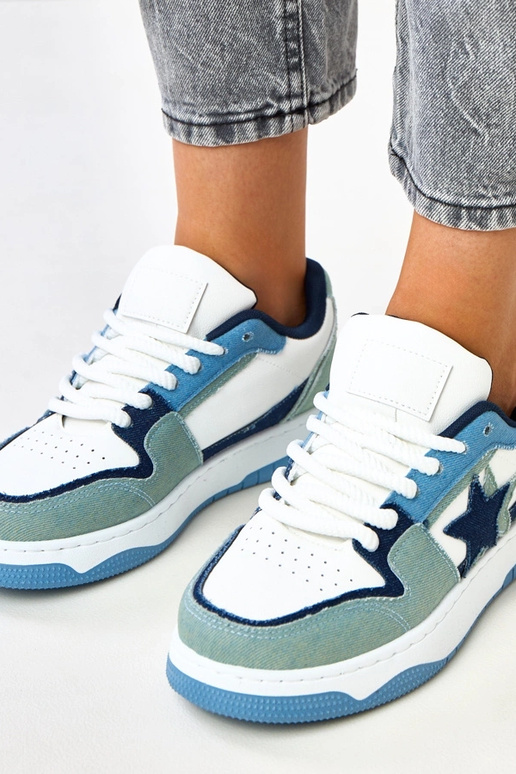 Weiß-blaue Sneakers auf Plattform mit... Weiß-blaue Sneakers auf Plattform mit...
