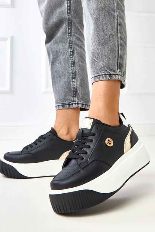 Schwarze Sportschuhe auf Plattform... Schwarze Sportschuhe auf Plattform...