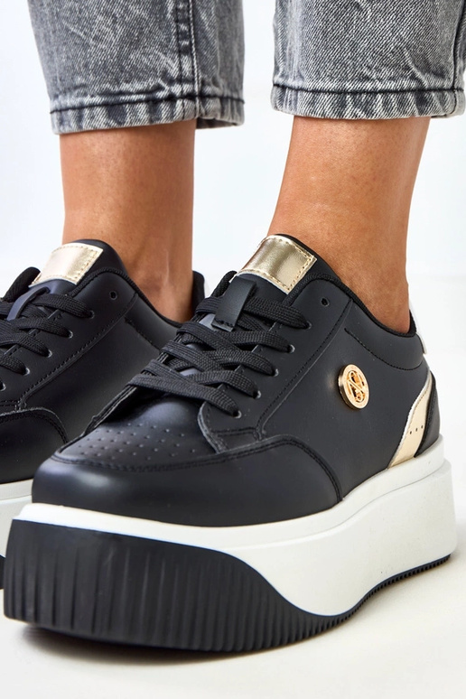 Schwarze Sportschuhe auf Plattform... Schwarze Sportschuhe auf Plattform...