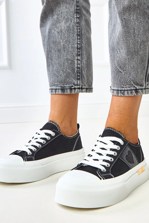 Schwarze Sportpantoletten auf...