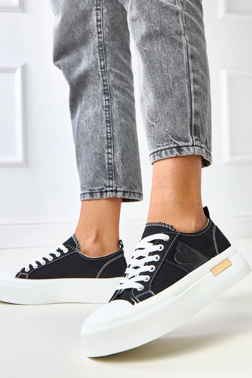 Schwarze Sportpantoletten auf...