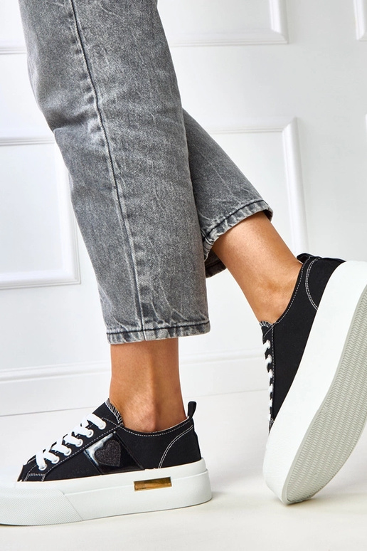 Schwarze Sportpantoletten auf...