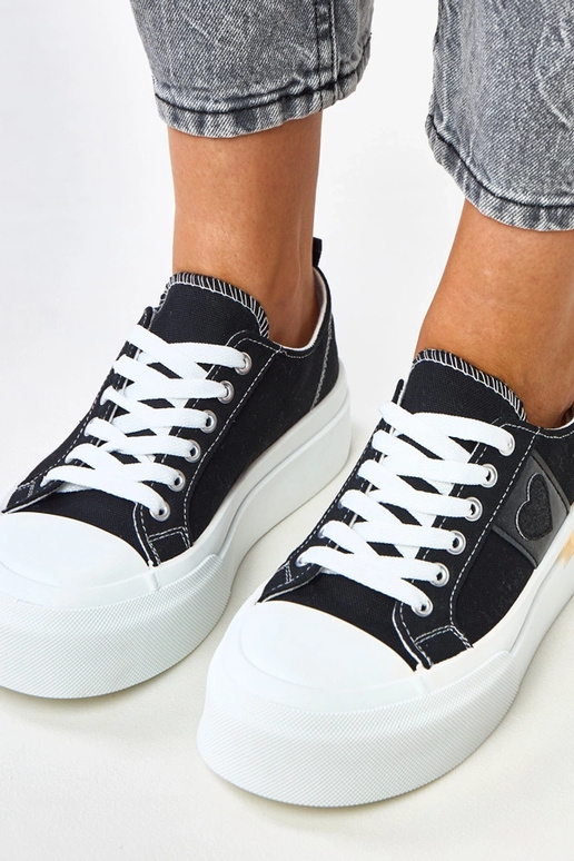 Schwarze Sportpantoletten auf...