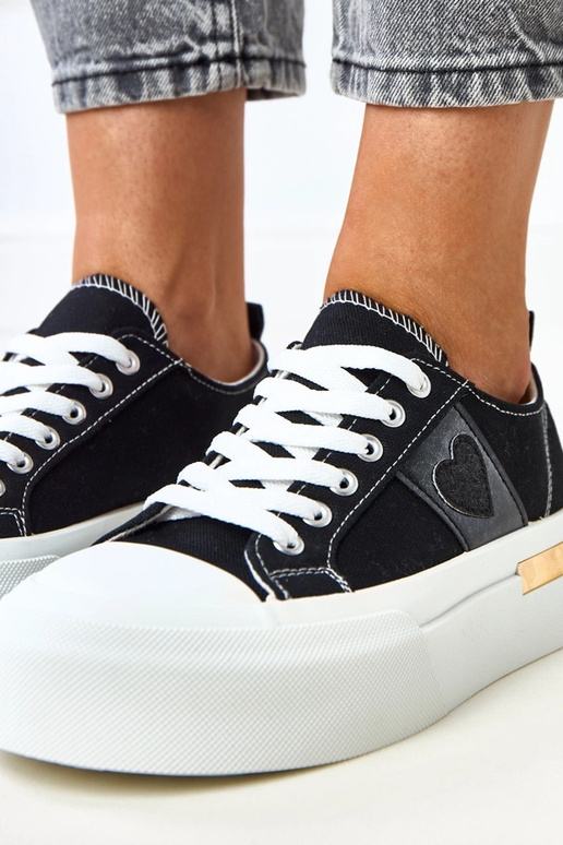 Schwarze Sportpantoletten auf...