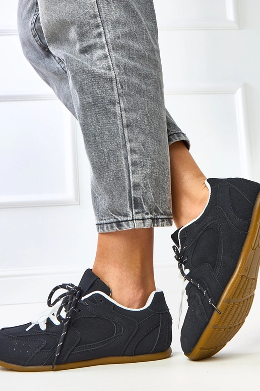 Schwarze Sportschuhe mit doppelten... Schwarze Sportschuhe mit doppelten...