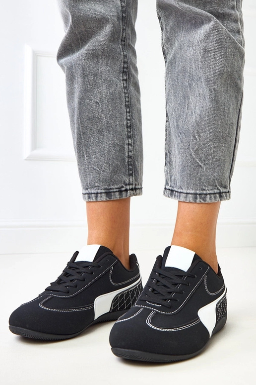 Schwarze Sportschuhe mit weißem...