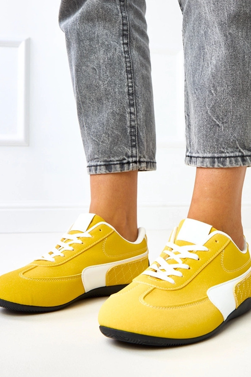Gelbe Sportschuhe mit weißem Akzent...
