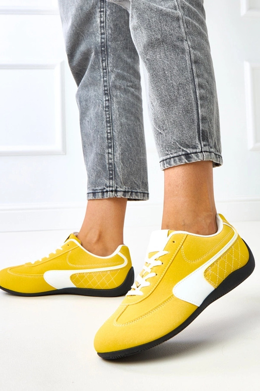 Gelbe Sportschuhe mit weißem Akzent...