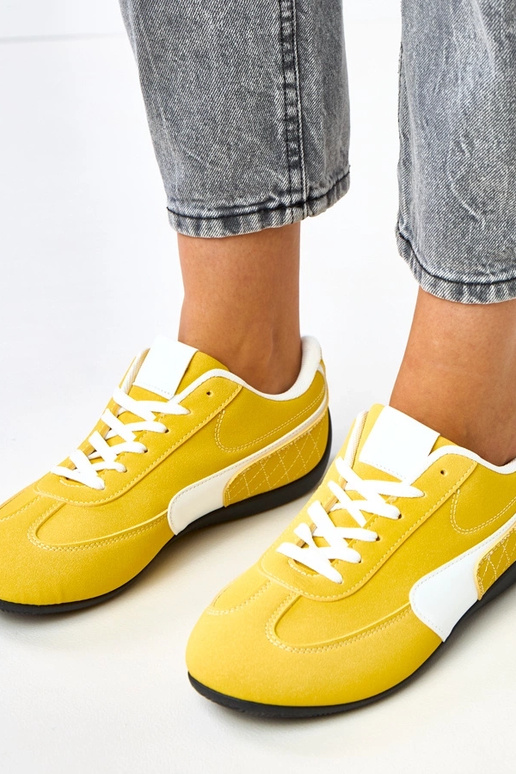 Gelbe Sportschuhe mit weißem Akzent...