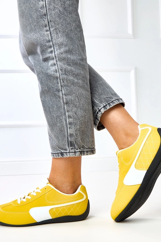Gelbe Sportschuhe mit weißem Akzent...