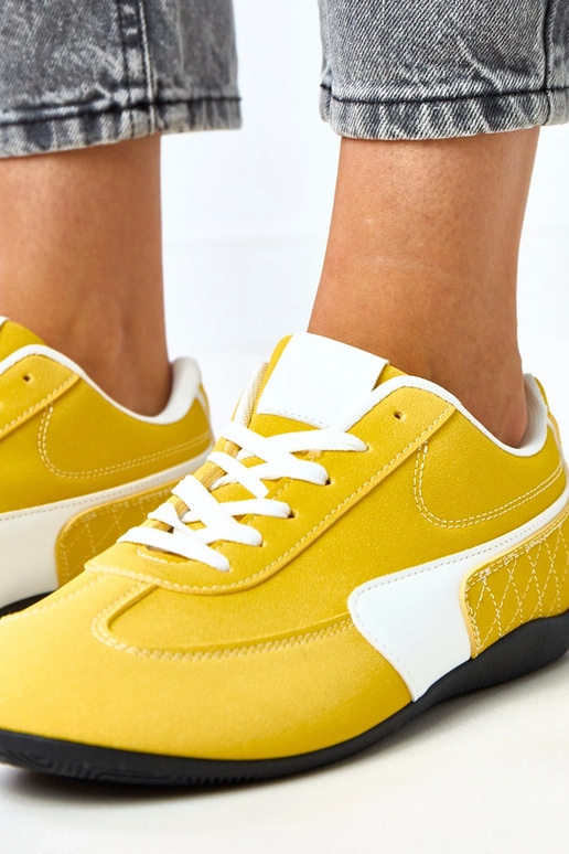 Gelbe Sportschuhe mit weißem Akzent...