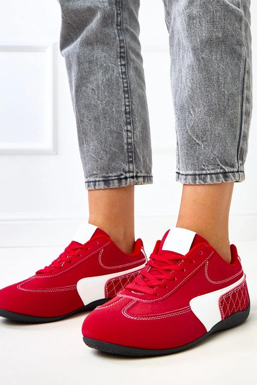 Rote Sportschuhe mit weißem Akzent...