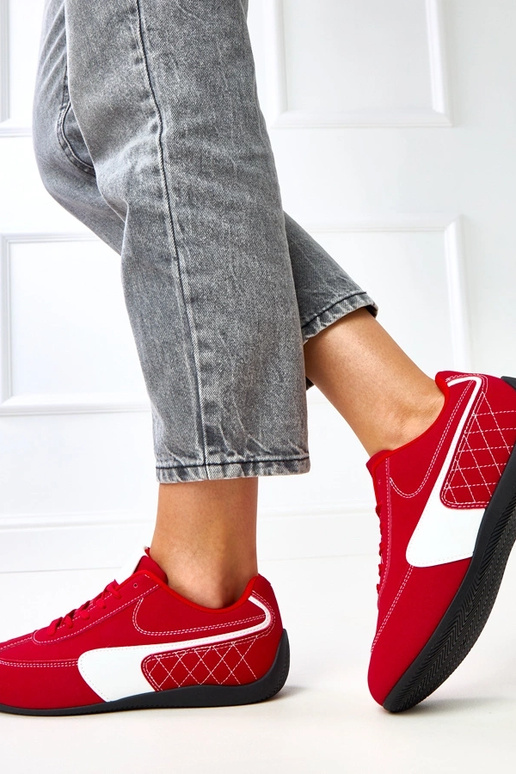 Rote Sportschuhe mit weißem Akzent...