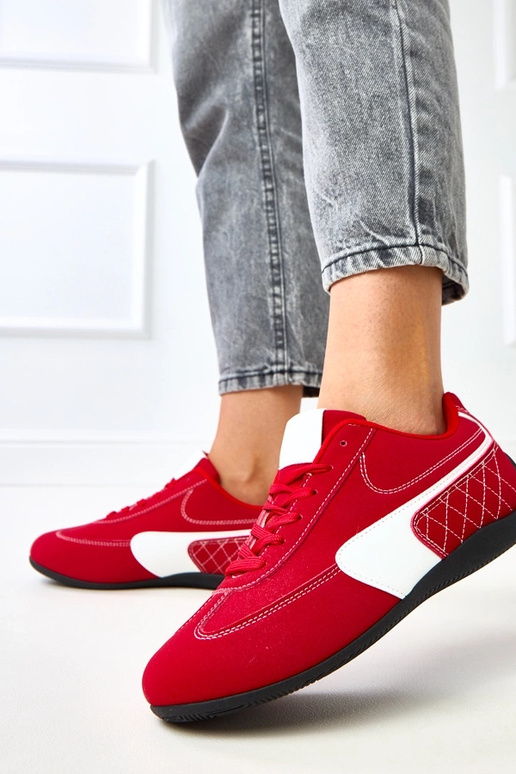 Rote Sportschuhe mit weißem Akzent...