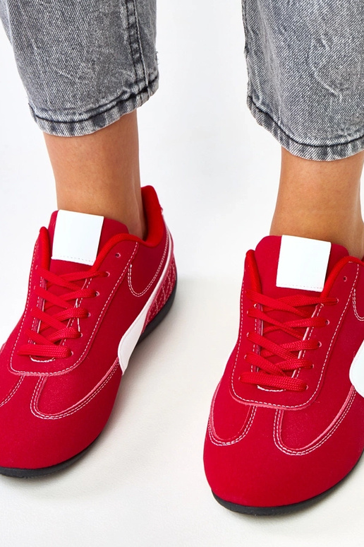Rote Sportschuhe mit weißem Akzent...
