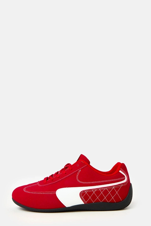 Rote Sportschuhe mit weißem Akzent...