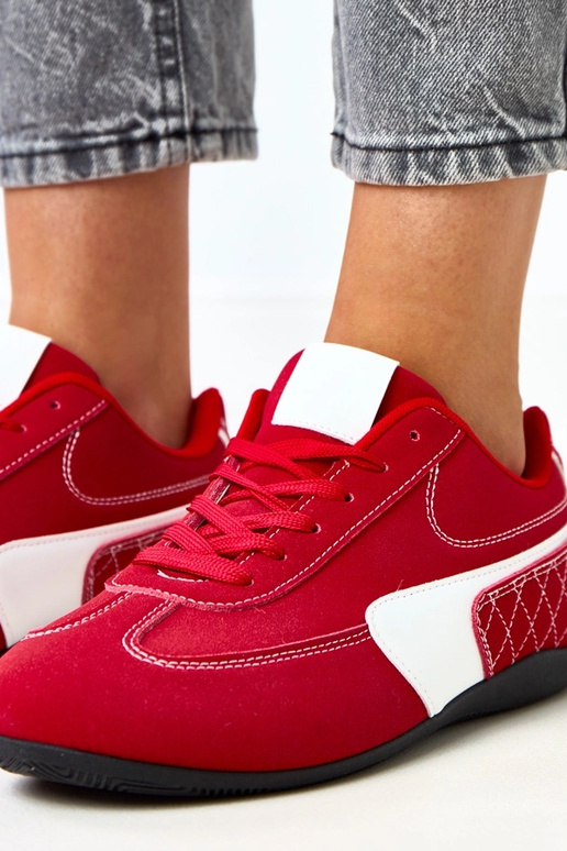 Rote Sportschuhe mit weißem Akzent...