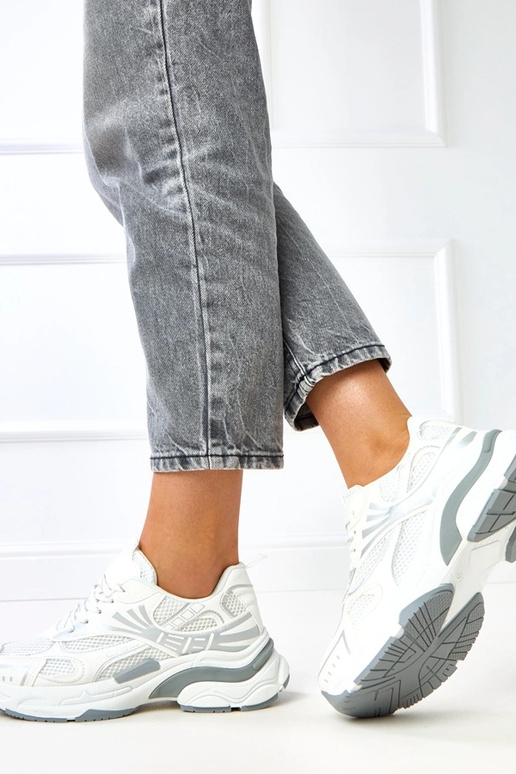 Weiße Sportschuhe auf massivem Absatz... Weiße Sportschuhe auf massivem Absatz...