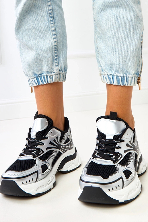 Schwarze Sportschuhe mit massivem... Schwarze Sportschuhe mit massivem...