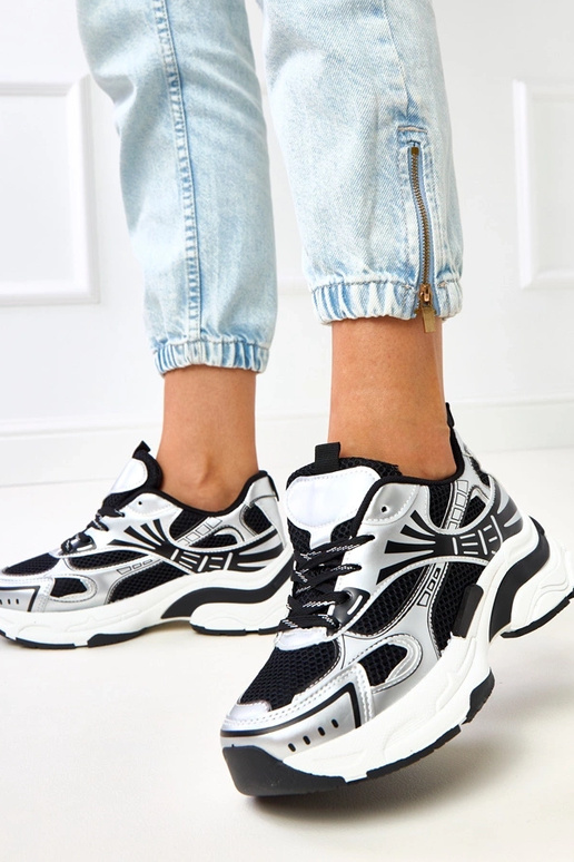 Schwarze Sportschuhe mit massivem... Schwarze Sportschuhe mit massivem...