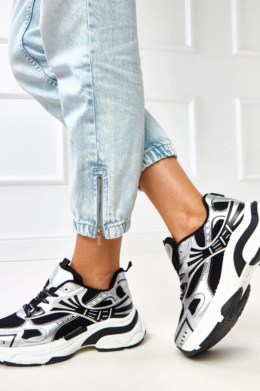 Schwarze Sportschuhe mit massivem... Schwarze Sportschuhe mit massivem...