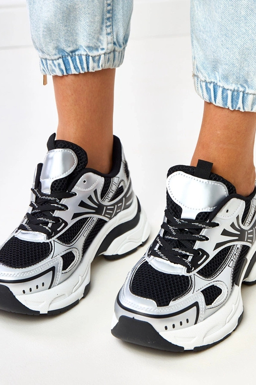 Schwarze Sportschuhe mit massivem... Schwarze Sportschuhe mit massivem...