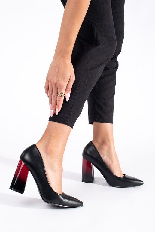 schZuarze Farbe High Heels auf einer hohen Stange