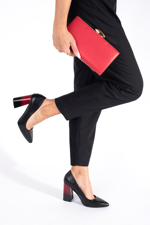 schZuarze Farbe High Heels auf einer hohen Stange