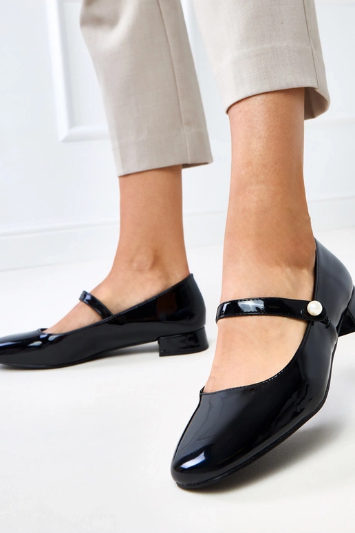 Schwarze Lack-Pumps mit Riemen, Saga