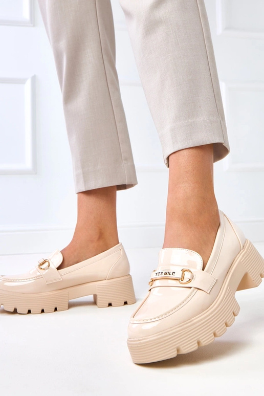 Sandfarbene Lack-Mokassins mit... Sandfarbene Lack-Mokassins mit...