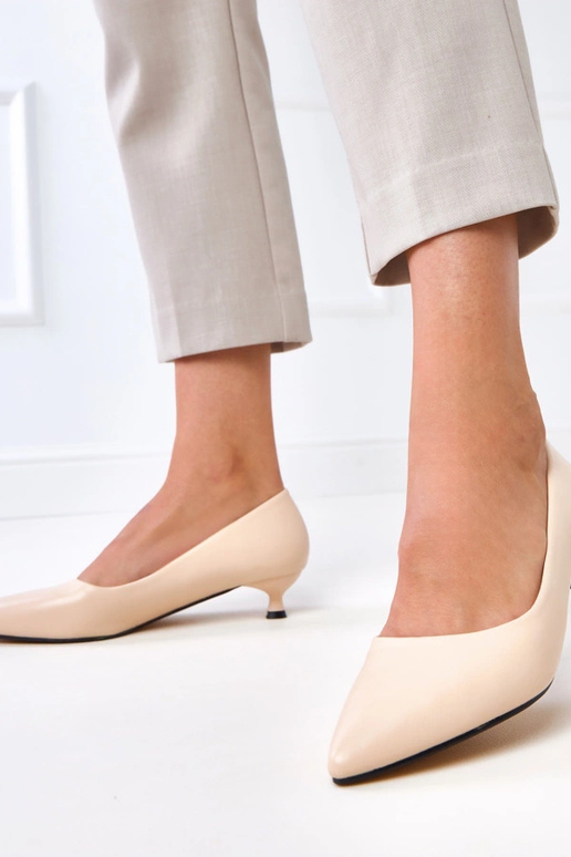 Sandfarbene Schuhe mit niedrigem...