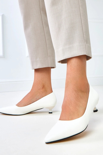 Weiße Schuhe mit niedrigem...