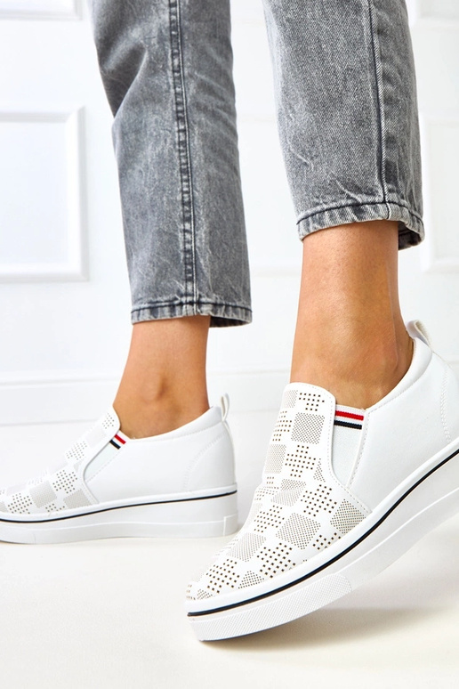 Weiße durchbrochene Sneakers auf...