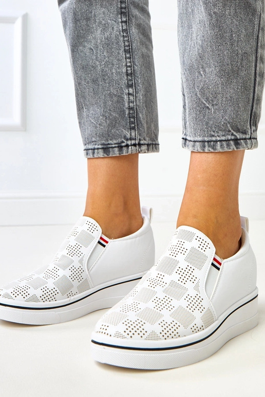 Weiße durchbrochene Sneakers auf...