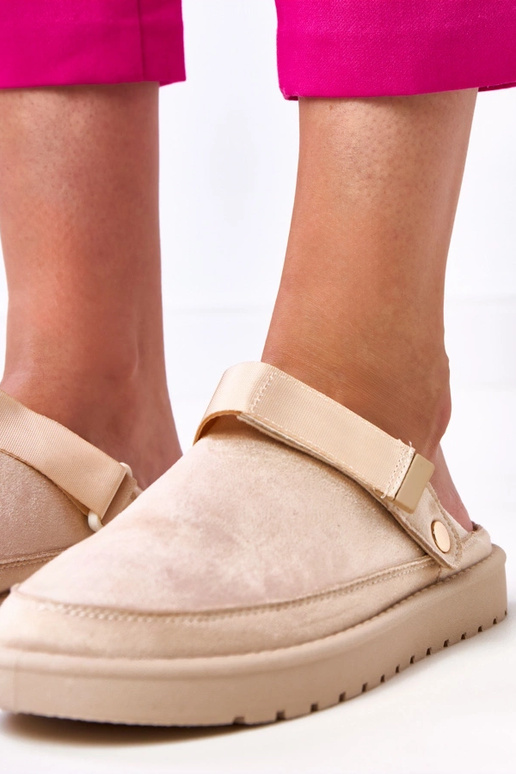 Sandfarbene Mules mit... Sandfarbene Mules mit...