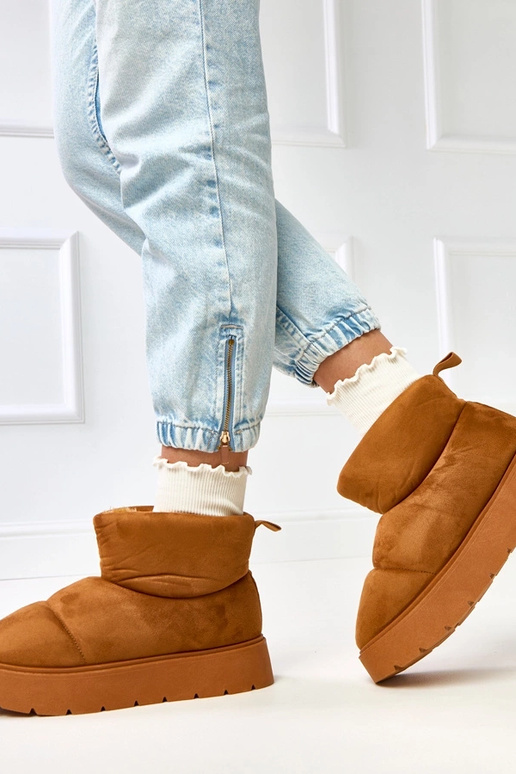 Braune warme Schneeschuhe auf...