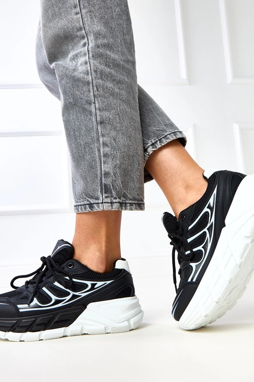 Schwarze Sneakers auf massivem Boden,... Schwarze Sneakers auf massivem Boden,...