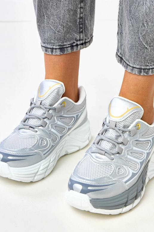 Silberne Sneakers auf massiver Sohle... Silberne Sneakers auf massiver Sohle...