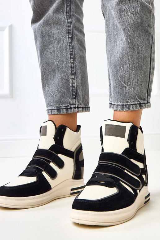 Hohe schwarz-weiße Sneakers mit...