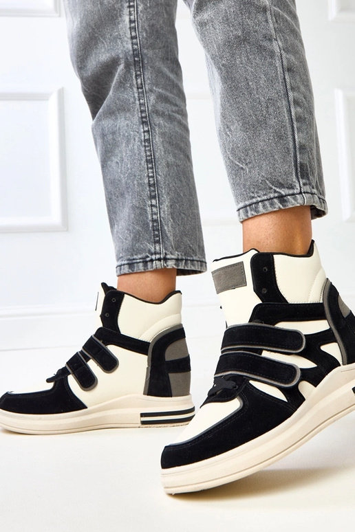 Hohe schwarz-weiße Sneakers mit...