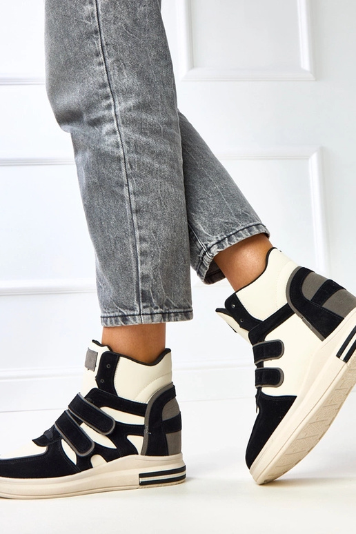 Hohe schwarz-weiße Sneakers mit...