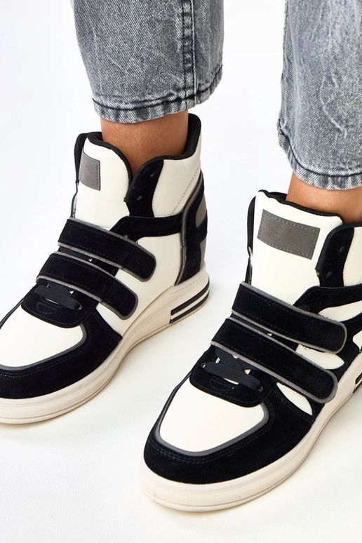 Hohe schwarz-weiße Sneakers mit...