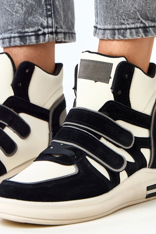 Hohe schwarz-weiße Sneakers mit...