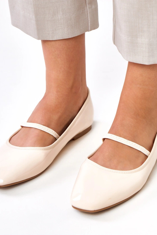 Beige lackierte Ballerinas mit... Beige lackierte Ballerinas mit...