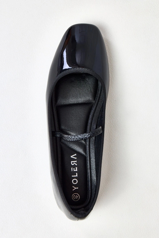 Schwarze lackierte Ballerinas mit... Schwarze lackierte Ballerinas mit...