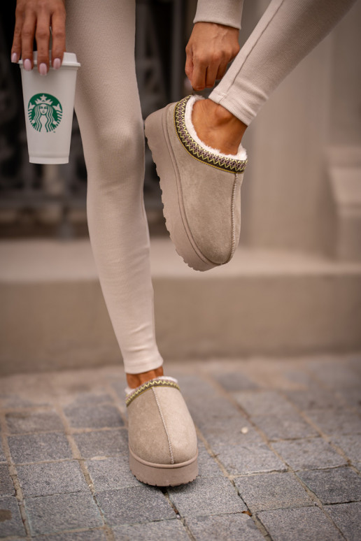 Schneestiefel Feminin mit einer Plattform sich Zuarm laufen mit Fell innen grüne Farbe Remenia