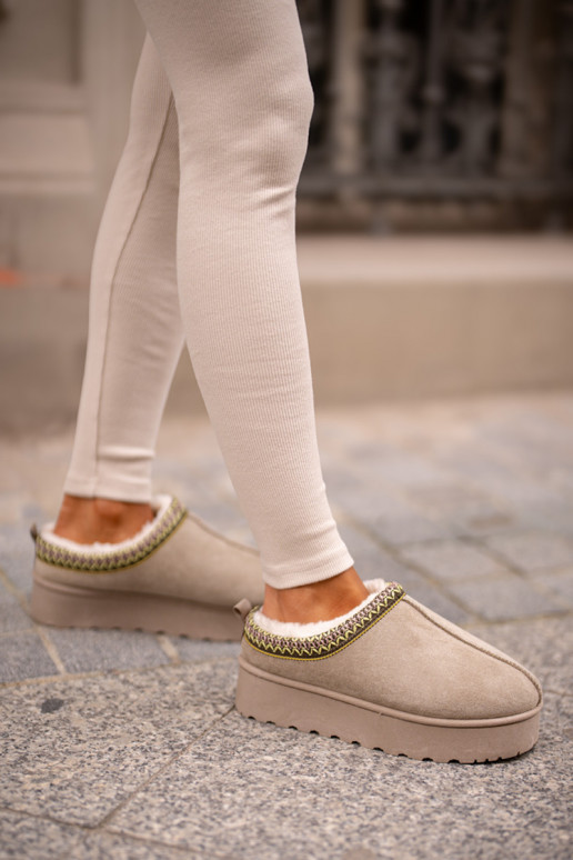 Schneestiefel Feminin mit einer Plattform sich Zuarm laufen mit Fell innen grüne Farbe Remenia