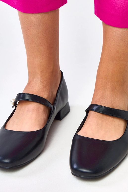 Schwarze flache Schuhe mit...