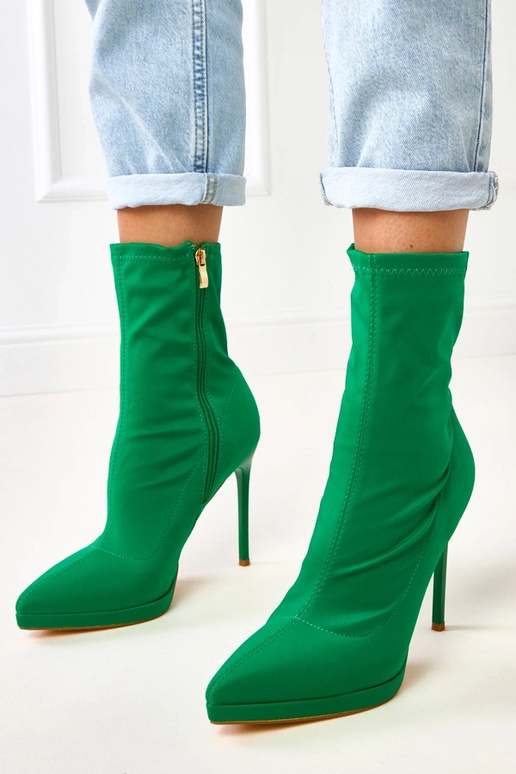 Grüne satinierte Stiefeletten auf...