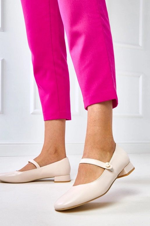 Sandfarbene Schuhe mit Absatz und...